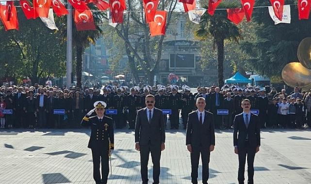 Gölcük'te 29 Ekim Cumhuriyet Bayramı'nın 101. yıldönümü kapsamında Anıtpark'ta Atatürk Anıtı'na çelenk sunma töreni düzenlendi.