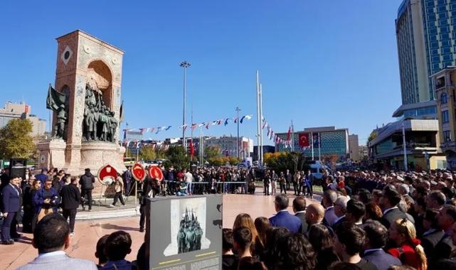 İstanbul Taksim'de 101. yıl çelengi