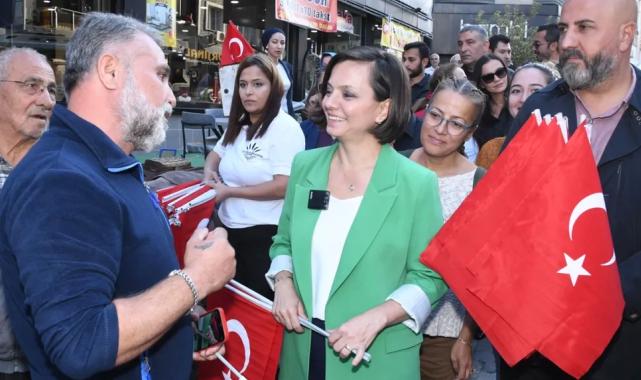 İzmir Karabağlar'dan Cumhuriyet Korteji'ne bayraklı davet