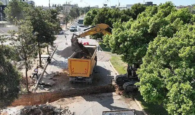 Kardeş Kentler Caddesi'nde kazalara neden olan kurp düzeltiliyor
