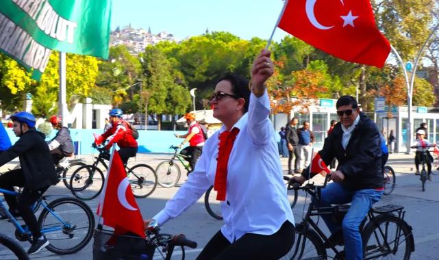 Kocaeli İzmit'te bisikletlilerden renkli kortej