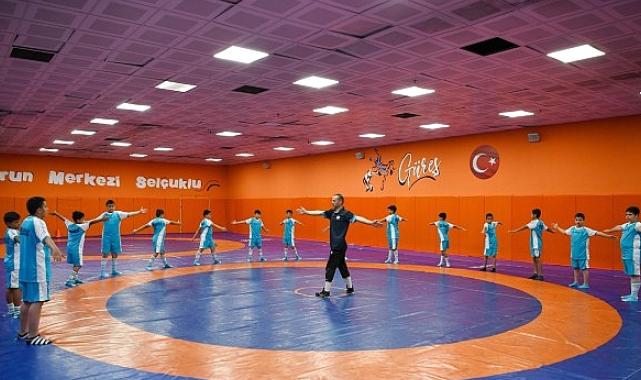 Selçuklu Belediyesi tarafından düzenlenen ve 5 bin 814 öğrencinin eğitim göreceği Kış Spor Okullarında ilk eğitim 5 Ekim Cumartesi günü başladı
