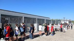 Antalya Büyükşehir Belediyesi Sokak Hayvanları Bakımevi'ne öğrencilerden ziyaret