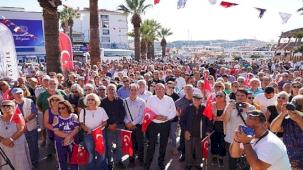 Ayvalık'ta 8 Ekim Salı günü sabah saatlerinde Atatürk Anıtı'na yapılan saldırıya vatandaşlardan tepki yağdı.