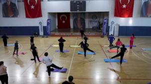 Bakırköy'de kadınlar hem spor yapıyor hem sosyalleşiyor