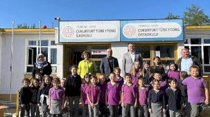 Başkan Taşyasan'dan minik öğrencilere kırtasiye seti