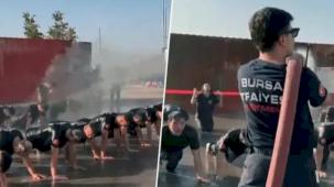 Bursa’nın yeni alev savaşçılarına tazyikli su ve şınavla kutlama