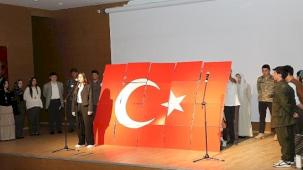 Dilovası, Cumhuriyetin ilanının 101. yıl dönümünü, ilçe protokolü ve vatandaşların katılımıyla coşkuyla kutlandı.