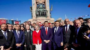 Ekrem İmamoğlu Türkiye Cumhuriyeti'nin 101'inci kuruluş yıldönümü, Taksim Cumhuriyet Anıtı'nda gerçekleştirilen çelenk koyma töreniyle kutlandı