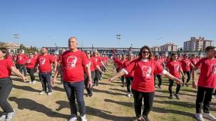 Gaziemir'de 750 kişi Cumhuriyet için harmandalı oynadı