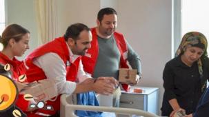 İzmir Konak'ta Kızılay hasta çocukları sevindirdi