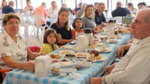 İzmit'te 'Gülümse Kahvaltı Evi' misafirlerini ağırlıyor