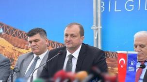 İznik'te gerçekleştirilen kazı çalışmalarının bilgilendirme toplantısı göl kenarında gerçekleşti