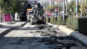 Lüleburgaz Belediyesi Fen İşleri Müdürlüğü ekipleri, kent genelinde yol onarım ve yenileme çalışmalarına devam ediyor