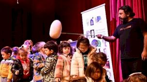 Minikler kukla oyunu izledi