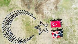 Öğrencilerden Türk bayrağı koreografisi
