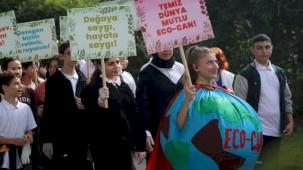 Sakarya'da gençler çöp ve pankartlarla Sapanca Gölü’nden çağrı yaptı