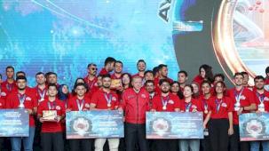 Teknolojinin şampiyonları ödüllerini Cumhurbaşkanı Erdoğan'ın elinden aldı