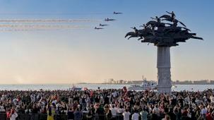 Türk Yıldızları gökyüzünü kırmızı beyaza boyadı