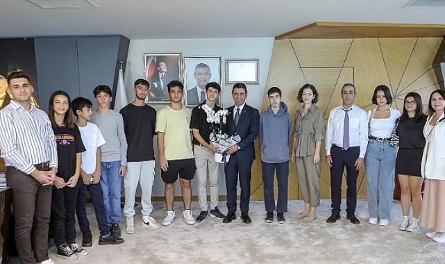 Üniversite ve Liseli gençlerden Başkan Önal'a teşekkür ziyareti