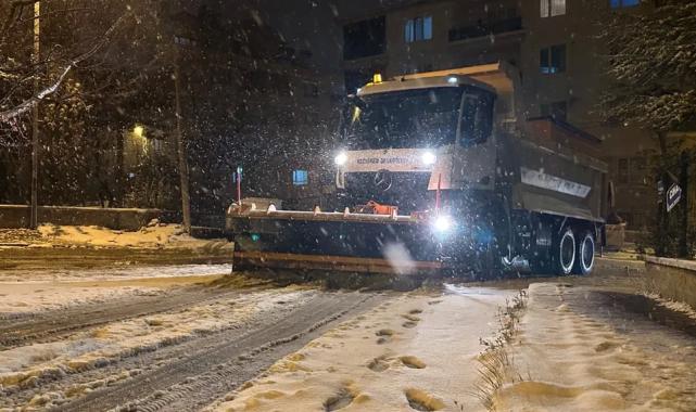Ankara Keçiören'de ekipler yolları tuzlamaya devam