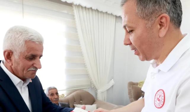 Bakan Yerlikaya Hakkari ziyaretinden paylaştığı fotoğraflarla şehitleri andı