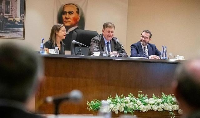 Başkan Tugay Selçuk'ta hem esnafla hem muhtarlarla buluştu