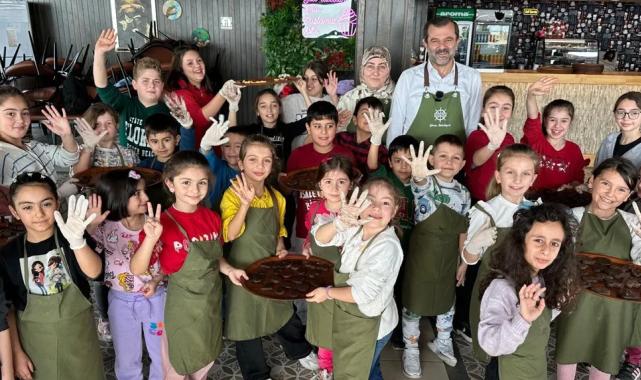 Bursa Gürsu'da minikler eğlenerek kurabiye yaptı
