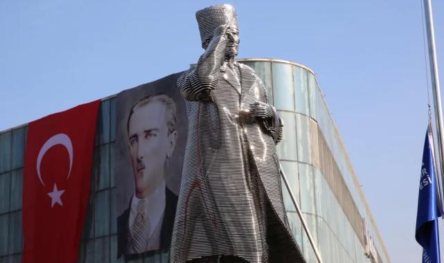 Bursa Kent Meydanı'nda 'Atatürk Heykeli'