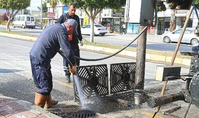 Büyükşehir Belediyesi yağmur sezonu öncesi mazgal temizliği çalışmalarını sürdürüyor