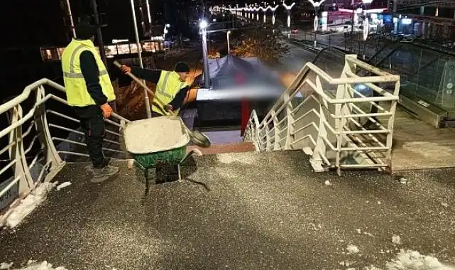 Büyükşehir'den üst geçitlere buzlanma müdahalesi