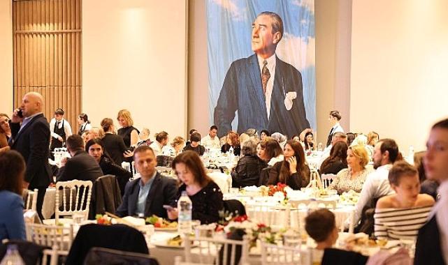 Çeşme'de 24 Kasım Öğretmenler Günü düzenlenen yemekle kutlandı