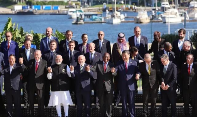 G20'de aile fotoğrafında el ele poz