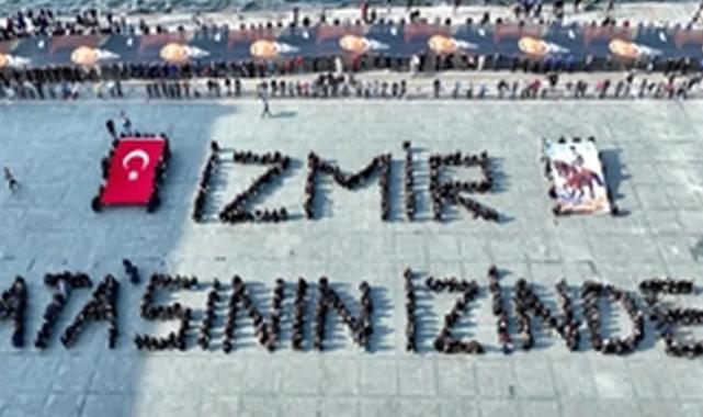 İzmir'de 'Ata'ya saygı yürüyüşü' düzenlendi
