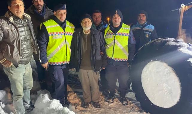 Malatyalı karzede Mustafa amcadan haber alınamıyordu... Ekipler sağ salim ulaştı