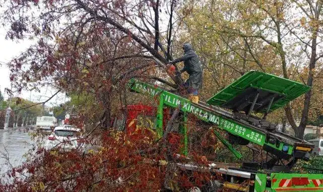 Manisa'da ekipler yağış ve fırtınaya karşı sahada