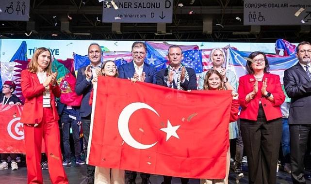 Özgür Özel dünya çocuklarına Atatürk'ün sözleriyle seslendi: Yurtta barış, dünyada barış!