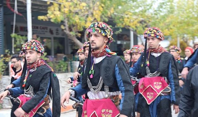 Seferihisar'da zeytinin hasat zamanını kutlamak için Orhanlı Köyü'nde festival düzenlendi.