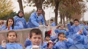 Bursa Gürsu’da minikler metrelerce duvarı boyadı