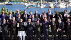 G20'de aile fotoğrafında el ele poz