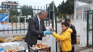 Güzelbahçe Belediyesi'nden öğrencilere süt ve pohaça