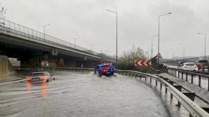 İstanbul TEM'de suya gömülen araçlar kurtarıldı