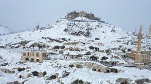 Nevşehir Kalesi etrafındaki Kayaşehir beyaza büründü