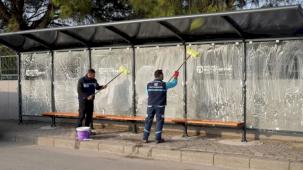 Kocaeli'de duraklar periyodik olarak temizleniyor