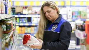 Narlıdere Belediyesi ekipleri, gıda güvenliğini sağlamak amacıyla ilçedeki marketlerde kapsamlı bir denetim gerçekleştirdi