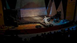 Sakarya'da izleyenleri büyüleyen tek kişilik dev oyun