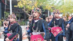 Seferihisar'da zeytinin hasat zamanını kutlamak için Orhanlı Köyü'nde festival düzenlendi.