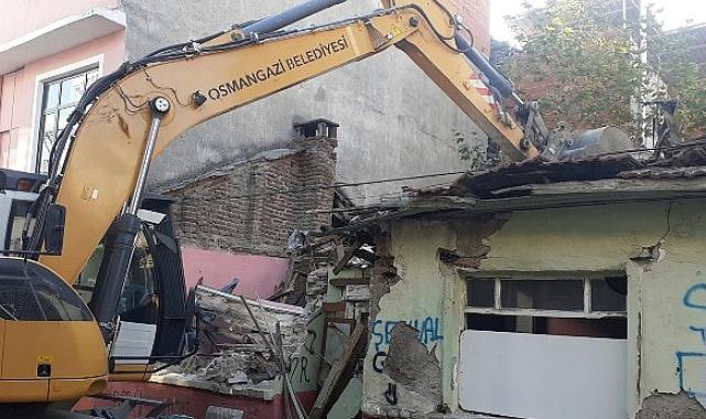 Tehlike saçan metruk bina yıkıldı