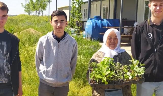 Tekirdağ'da öğrenciler ürettikleri fideleri köy kadınlarına ücretsiz dağıttı