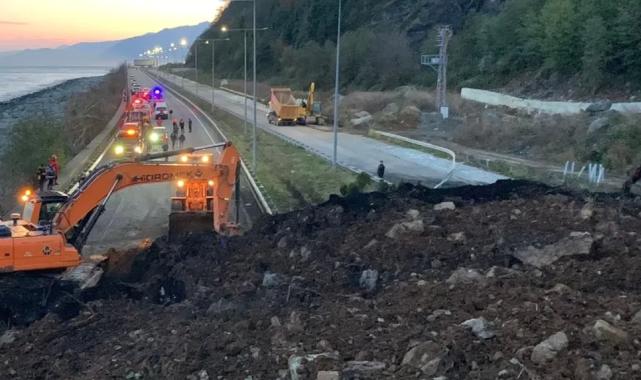 Artvin'de heyelan kabusu: Dağ koptu yola indi! O yol çift yönlü ulaşıma kapandı!